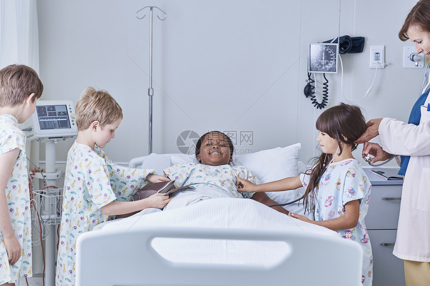 使用听诊器在医院儿童病房内玩耍的朋友图片