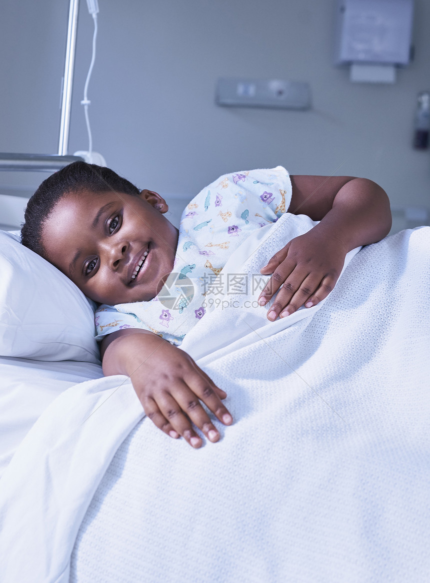 在医院儿童病房睡觉的女人肖像图片