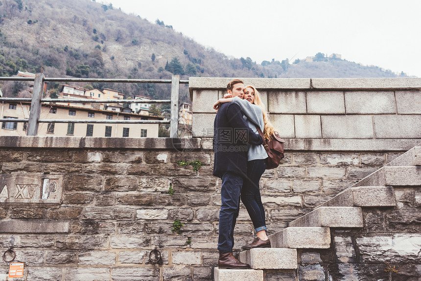意大利科莫湖楼梯上拥抱的小夫妇图片