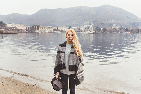 意大利科莫湖边的时尚年轻女子肖像图片
