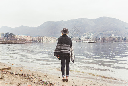 意大利科莫湖边看风景年轻女性背影图片