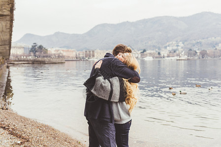 在意大利科莫湖边的相抱年轻夫妇图片