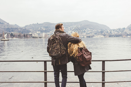 在意大利科莫湖边的年轻夫妇背影图片