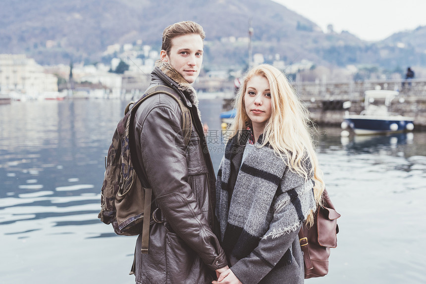 意大利科莫湖的浪漫年轻夫妇的肖像图片