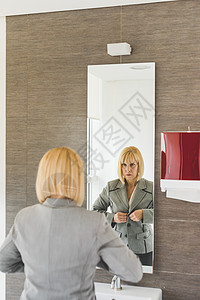 女人在卫生间镜子前整理衣服图片