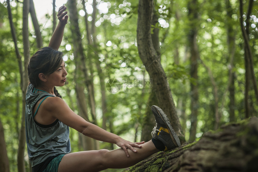 女子在森林中锻炼伸展图片