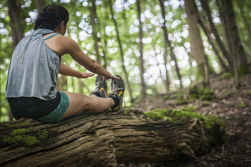 女人在森林中锻炼拉伸图片