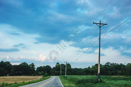 电线杆和农村道路前景越来暗淡背景图片