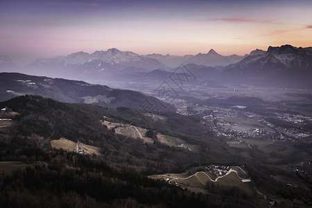 奥地利萨尔茨堡日落时的农村场景图片