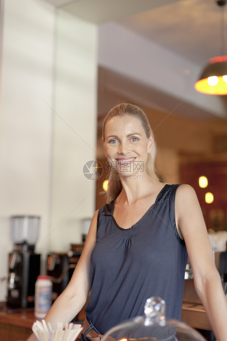 在咖啡厅柜台的成熟女性肖像图片