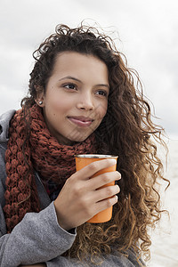 年轻女子冷天喝咖啡图片