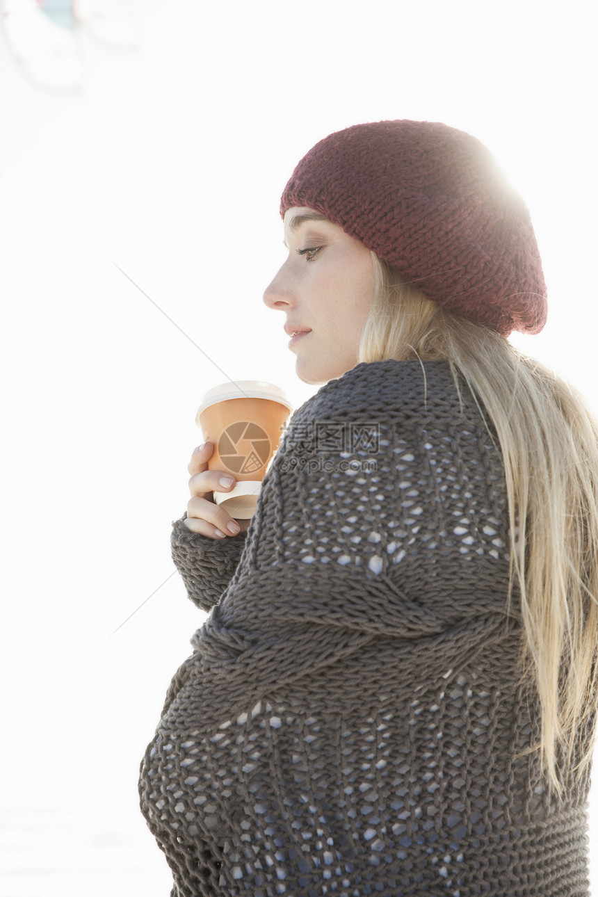 年轻女子冷天喝咖啡图片