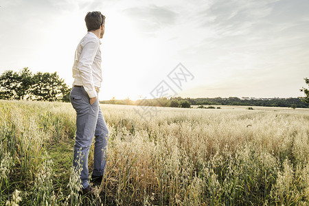 法尔兹费恩基希海姆博兰登德国里普法尔兹年轻人环视田野背景