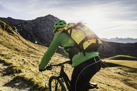 奥地利山下骑自行车的比赛者高清图片