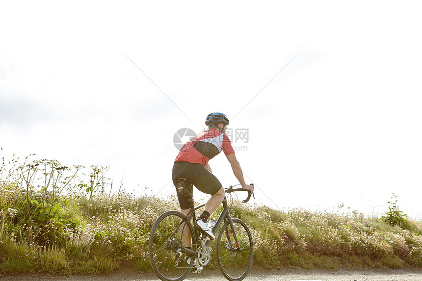 骑在乡村道路上的自行车图片
