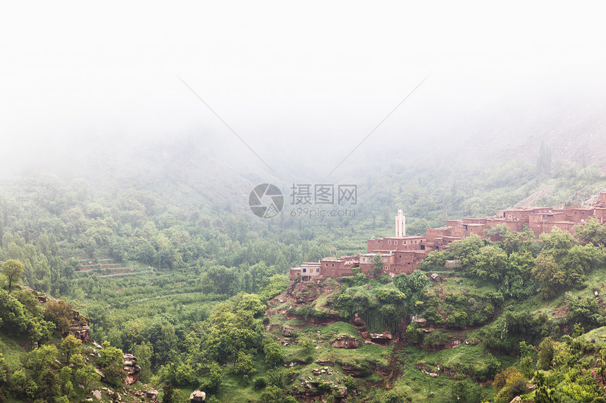 摩洛哥马拉喀什山坡边村庄的迷雾风景图片