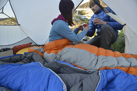 在爱达荷州塞尔基克山的帐篷里男朋友给女朋友送咖啡图片