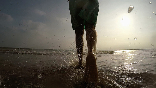 在海上行走的女性腿部特写图片