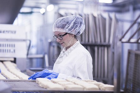 在食品生产厂工作的妇女图片