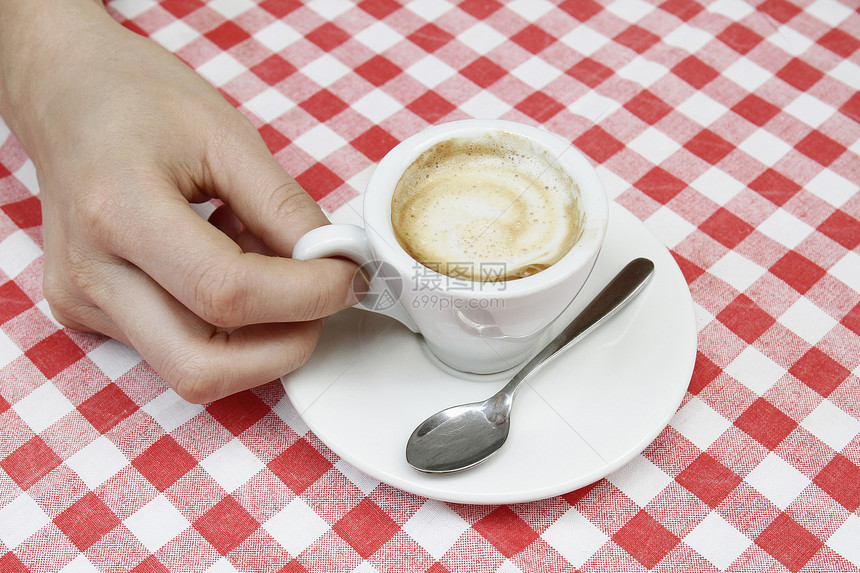 意大利米兰咖啡桌旁妇女手与咖啡图片