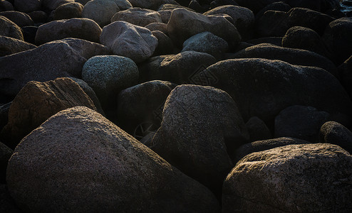 黄昏时的巨石群图片