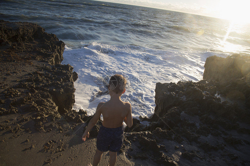 美国佛罗里达州日出时在海滩上玩耍的小男孩和小女孩图片