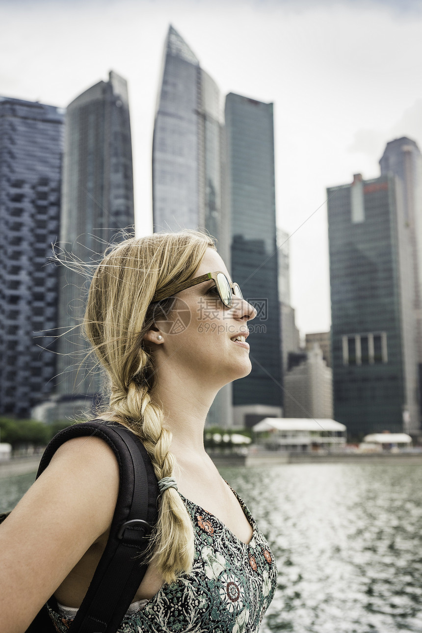 旅游观光新加坡的女人图片