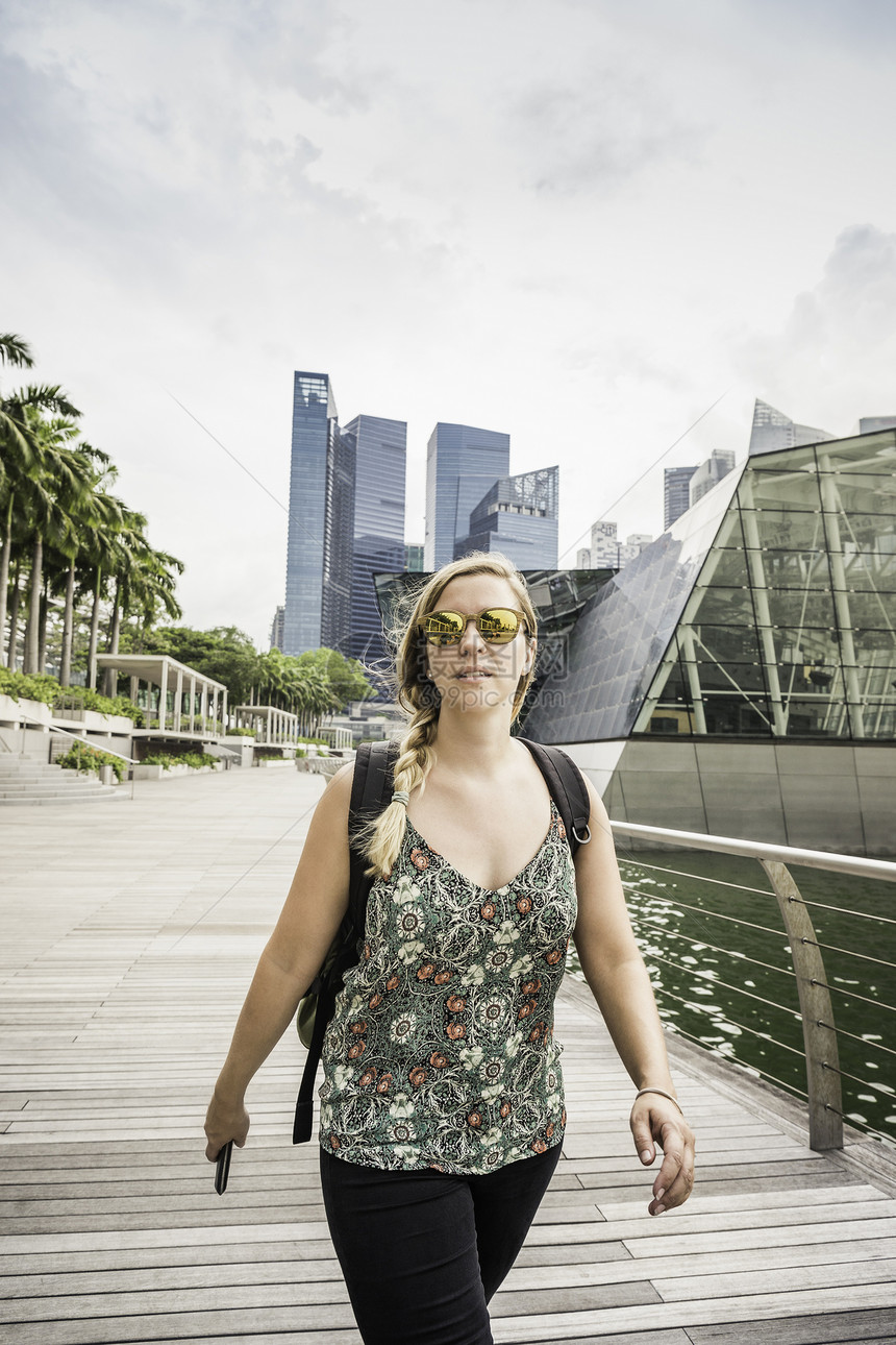 旅游观光新加坡的女人图片