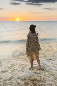 女人站在海滩上看海图片
