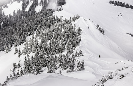 克兰泽格在德国巴伐利亚的雪山坡上滑雪的人背景