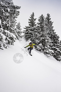 在德国巴伐利亚的雪山坡上滑雪的人高清图片