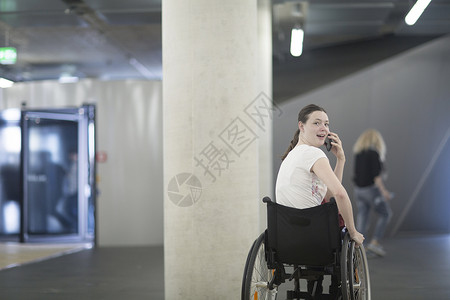 在地下停车场坐着轮椅的年轻女子再打电话图片
