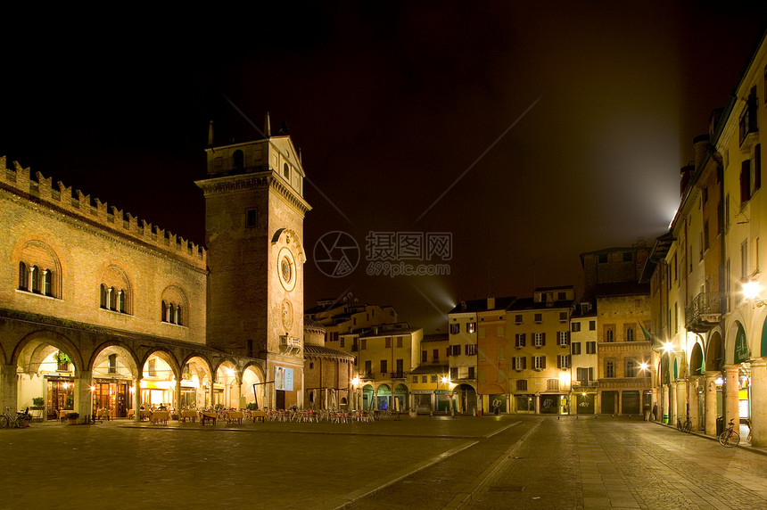 Mantua夜间灯光照明意大利伦巴迪图片