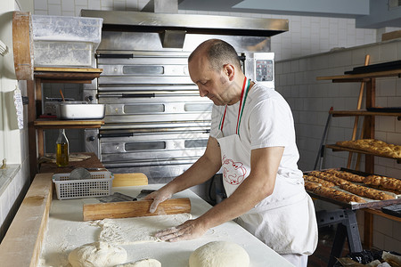 在面包店工作的中年男性图片