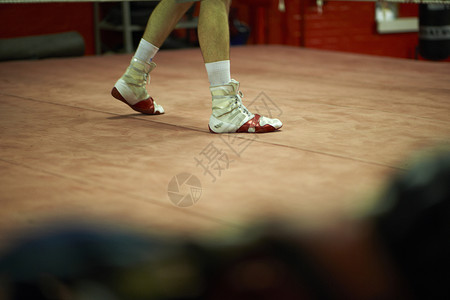 青年男子在拳击体育馆锻炼穿着拳击靴图片