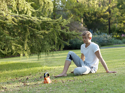 年轻人在草地上放松休息图片