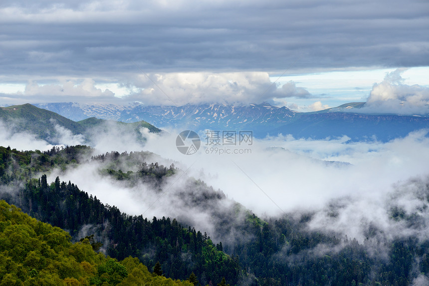 俄罗斯阿迪盖亚高加索山脉自然公园的薄雾图片