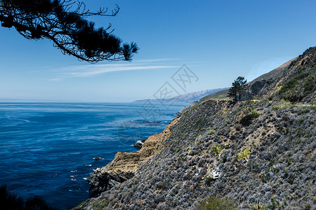 蓝海和悬崖的高架视野图片