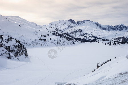 瑞士提特利斯山恩格尔贝蒂特利斯山被雪覆盖的山谷高清图片