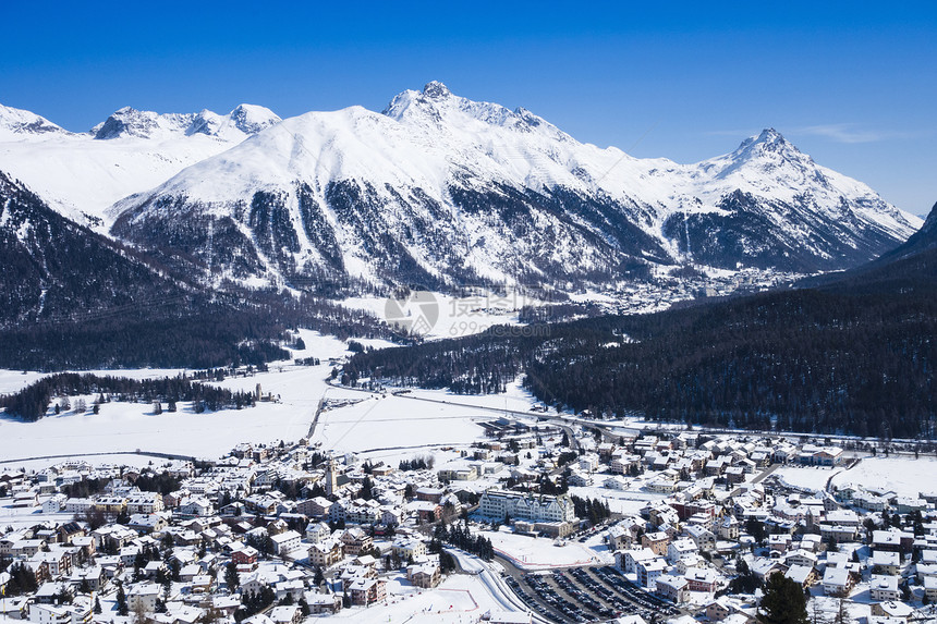 被雪覆盖的山谷中瑞士恩加丁图片