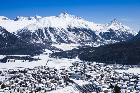 被雪覆盖的山谷中瑞士恩加丁高清图片