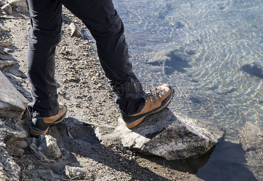 站在莫拉斯科湖边的腿部细节图片
