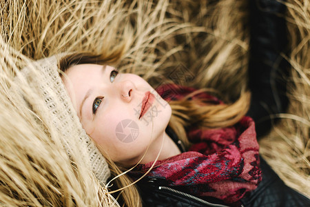 女人躺在高的草地上微笑着图片