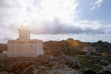 阳光灯塔意大利萨丁岛加卢拉卡波图塔加卢拉背景图片