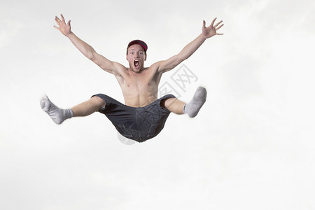 男在空中跳跃图片