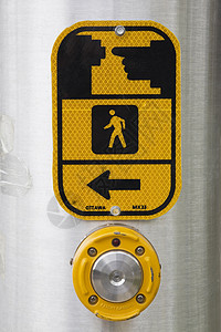 人行跨越路口的按钮和指示符号图片