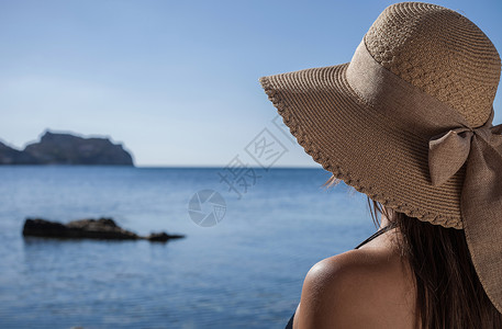身着阳光的年轻女俯视着大海意利撒丁岛比亚西米乌斯高清图片