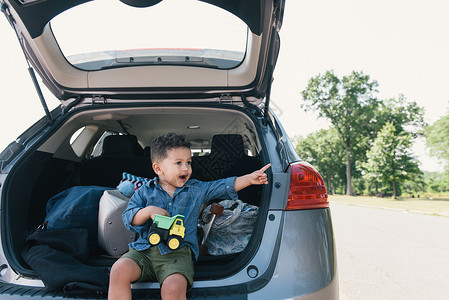 美国纽约布朗克斯佩勒姆湾公园男学步儿童从汽车后备箱指着图片