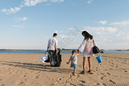 美国纽约布朗克斯PelhamBay公园海滩上父母与幼儿一起散步的景象图片