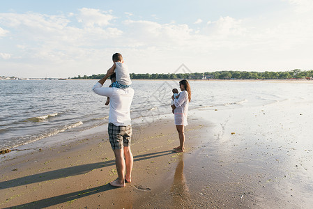 美国纽约布朗克斯PelhamBay公园海滩上有小孩儿和男父母的图片